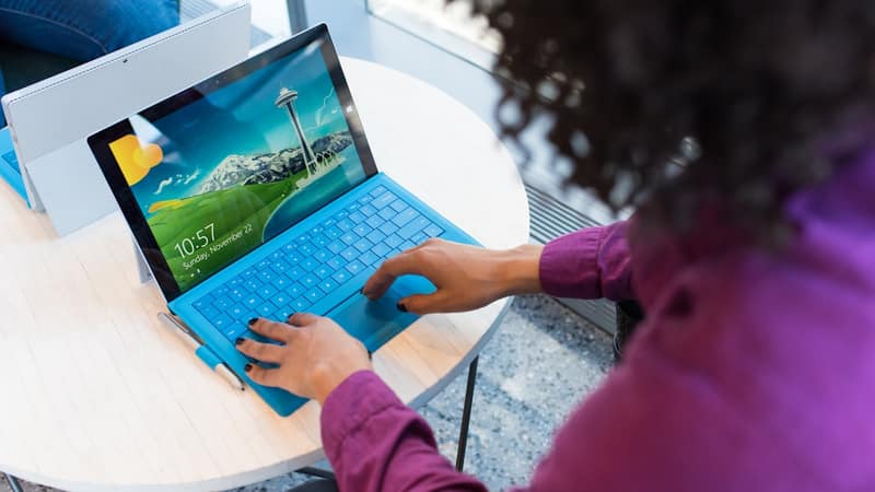 Bâtiment gouvernemental africain sous un ciel dramatique chargé de nuages